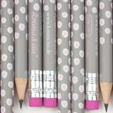 Grå blyant med lyserøde prikker fra Krima & Isa - Tinashjem